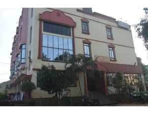 um edifício alto com muitas janelas em Hotel Aadhar, Barbil, Odisha em Bada Barabīl