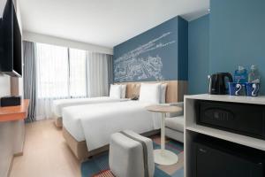 Postel nebo postele na pokoji v ubytování Holiday Inn Express Rayong