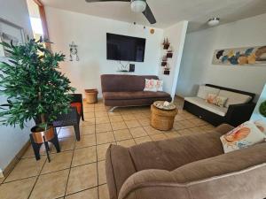 sala de estar con sofá y TV en Kodesh Vacation Club Combate, Cabo Rojo, en El Combate