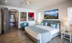 una camera con un grande letto di La Mariposa Mauritius a Rivière Noire