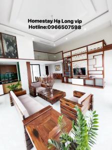 下龍灣的住宿－Homestay Hạ Long VIP，带沙发和桌子的客厅