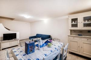 Casa al Ponte dei Marmi - few KM to sea - Happy Rentals في سيرافيزا: غرفة طعام مع طاولة وكراسي ومطبخ