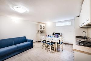 een woonkamer met een blauwe bank en een tafel bij Casa al Ponte dei Marmi - few KM to sea - Happy Rentals in Seravezza