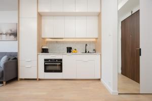 Luxury Studio Mennica Residence by Renters Prestige tesisinde mutfak veya mini mutfak