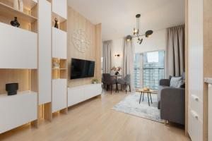 Luxury Studio Mennica Residence by Renters Prestige tesisinde bir televizyon ve/veya eğlence merkezi