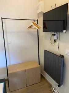 Zimmer mit einem Flachbild-TV und einem Schrank in der Unterkunft Chambre Folle Avoine in Brié-et-Angonnes