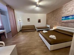 - une chambre avec un lit et un salon dans l'établissement Cefalù Suite, à Cefalù