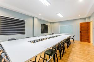 uma sala de conferências com cadeiras e uma mesa longa em Casa Alberto em Calapan