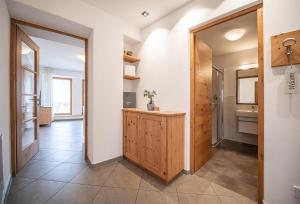 bagno con mobile in legno e lavandino di Ölackererhof a Bressanone