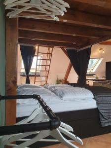 Un pat sau paturi într-o cameră la Haus Husen