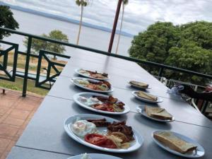 una mesa con platos de desayuno. en Cutty Sark Lodge, en Kariba