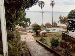 - une vue sur un complexe avec une piscine et l'eau dans l'établissement Cutty Sark Lodge, à Kariba