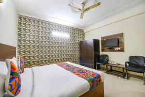sypialnia z łóżkiem, biurkiem i telewizorem w obiekcie FabExpress Smart Stay w Nowym Delhi