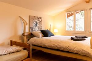 リンゲンベルクにあるLakeview Family Apartmentのベッドルーム1室(ベッド2台、窓付)