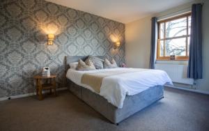 a bedroom with a large bed with a window at Wyevalleycateringminers gl16 in Coleford