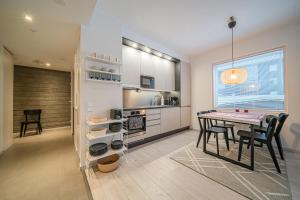a kitchen and dining room with a table and chairs at Levillas Tunturinlaita D5 in Levi