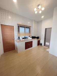 Η κουζίνα ή μικρή κουζίνα στο Sugar Beach Pool Villa Bangsaen