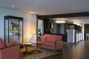 uma sala de estar com um sofá e uma mesa em Best Western Hotel Sourcéo em Saint-Paul-lès-Dax