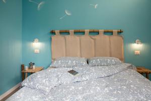 Schlafzimmer mit einem Bett mit blauer Wand in der Unterkunft Patty s home in Genua