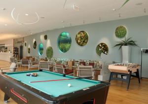 Biliár nebo kulečník v ubytování Aquatis Hotel