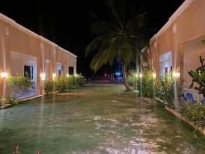 ein leerer Innenhof eines Gebäudes in der Nacht in der Unterkunft CRISOLS BEACH RESORT - MALAPASCUA ISLAND in Daanbantayan