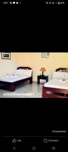 Zimmer mit 2 Betten und einer Lampe auf einem Tisch in der Unterkunft CRISOLS BEACH RESORT - MALAPASCUA ISLAND in Daanbantayan
