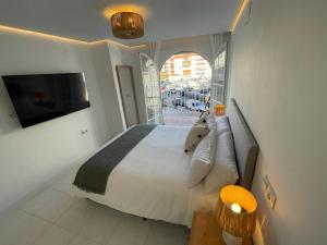 ein Schlafzimmer mit einem großen Bett und einem großen Fenster in der Unterkunft La Cala Beach Home in La Cala del Moral