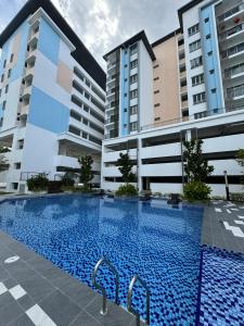 una piscina frente a dos edificios en Bayu Temiang Luxury Design 7~8 Pax en Seremban