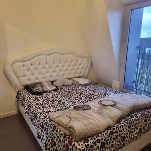 Tempat tidur dalam kamar di Chambre privée Au Paris Nord