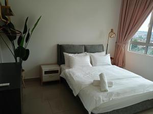 Bayu Temiang Luxury Design 7~8 Pax في سِريمبان: غرفة نوم بسرير وملاءات بيضاء ونافذة