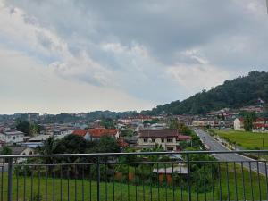 uma vista para uma cidade a partir de uma varanda de uma cidade em Bayu Temiang Luxury Design 7~8 Pax em Seremban