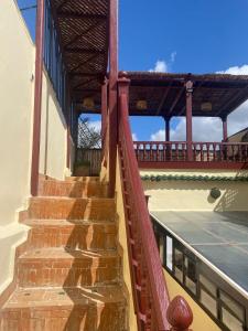 un conjunto de escaleras que conducen a un balcón con pista de tenis en Charmant Ryad à 1mn de BAB BOUJLOUD DAR SERRAJ, en Fez