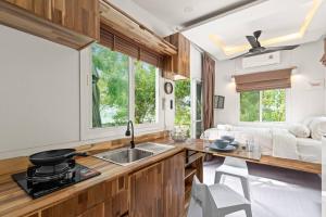 サムイ島にあるBrand New Beachfront & Secluded Tiny Houseのキッチン(シンク、カウンタートップ付)