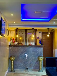 un bar en un restaurante con dos taburetes en Hotel Dar Ali en Túnez