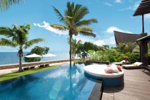 バラクラバにあるLe Jadis Beach Resort & Wellness - Managed by Banyan Tree Hotels & Resortsの海の景色を望むスイミングプール