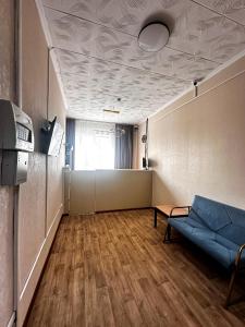 阿拉木圖的住宿－Гостиничный комплекс Bal-Meyir，客厅配有沙发和桌子