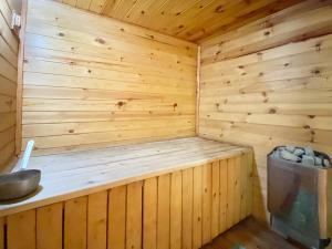 una sauna de madera con un cubo de basura. en Сакский Двор en Besqaynar