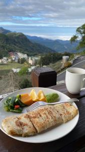 une assiette de nourriture avec des légumes sur une table dans l'établissement Siangting B&B, à Fenchihu