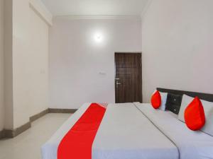 OYO Flagship Radhe Radhe Hotelsにあるベッド