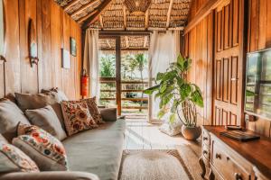 a living room with a couch and a plant at Vila Vento in Atins