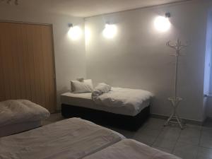 um quarto com duas camas e duas luzes na parede em Apartmán em Cheb