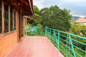 Balkon atau teras di Ivory Falls Villa
