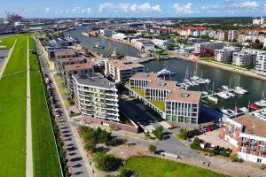 una vista aérea de una ciudad con río y edificios en FeWo Tecklenborghaus en Bremerhaven