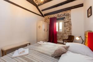 - une chambre avec un grand lit dans l'établissement Rustic holiday house with jacuzzi, 4 Seasons, à Pazin