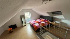 a small bedroom with a bed in a attic at 140 qm Maisonette-Whg ruhig und doch zentral in Florstadt