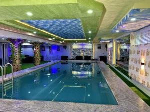 una piscina in un edificio con piscina di MOK Apartments & Suites a Lagos