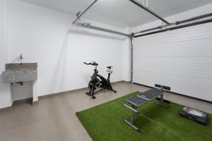 een fitnessruimte met een loopband en een hometrainer bij CASA GALEX in Sarrión
