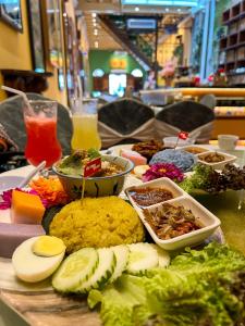 stół z różnymi rodzajami żywności w obiekcie Peranakan Suites Georgetown w mieście George Town