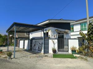 dom z malowidłem na boku w obiekcie Studio Teratak Alisha Permatang Pauh w mieście Permatang Pauh