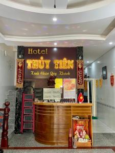 ブンタウにあるMOTEL THỦY TIÊNのカウンターの上に看板が付いたホテルthy maxレストラン
